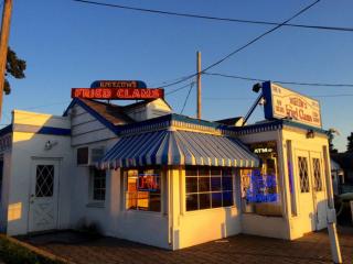 Bigelow’s fried clams and seafood offer an unsurpassed taste of RVC. (Image Credit: Long Island Press)